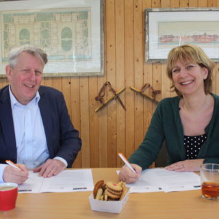Han Leurink, Vestigingsmanager Intermaris Hoorn en Miranda Zwart, directeur-bestuurder van Vrijwilligerspunt Westfriesland tekenden een vierjarige samenwerkingsovereenkomst.