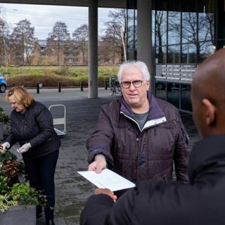 Bewoner krijgt een brief van een medewerker van Intermaris