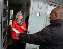 Bewoner krijgt een brief van een medewerker van Intermaris