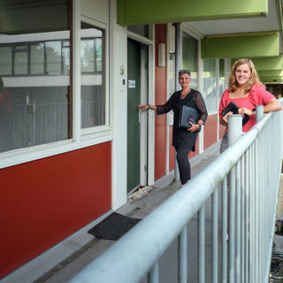 Twee vrouwen staan op de galerij