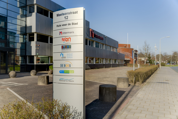 Zuil met daarop alle organisaties die zich bevinden in het kantoorpand van Intermaris in Hoorn