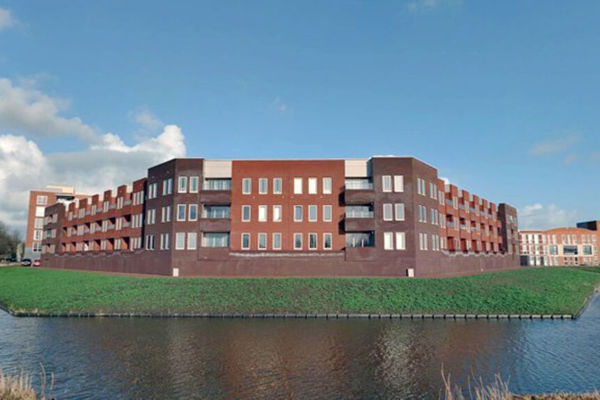 Woongebouw aan het water