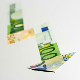 Pijl bestaande uit briefgeld