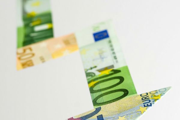 Pijl bestaande uit briefgeld