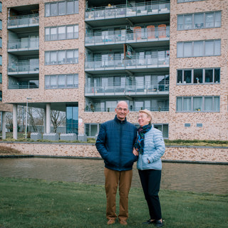 Twee bewoners voor hun woongebouw