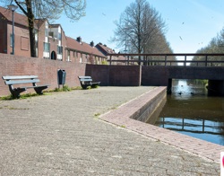 Plateau met bankjes aan het water