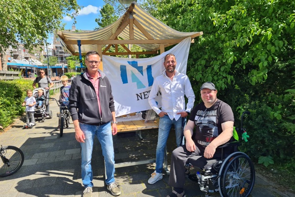 Mannen staan bij een marktkraam