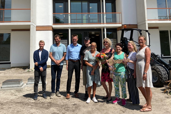 Directeur Cees Tip staat met bewoners voor een woongebouw
