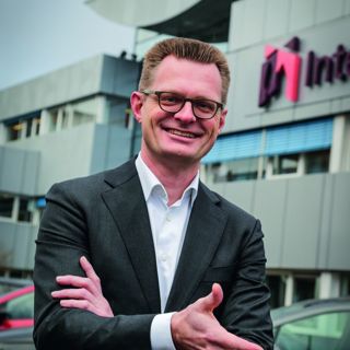 Directeur Cees Tip staat voor het kantoor van Intermaris in Hoorn