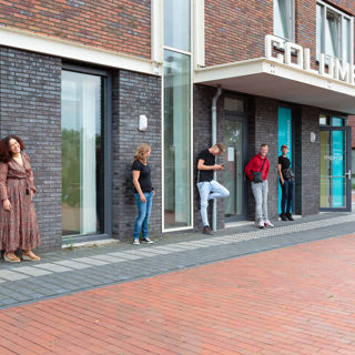 Jongeren staan bij een jongerencentrum