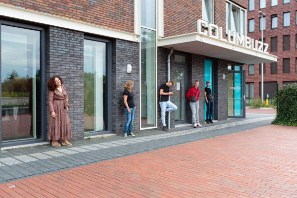 Jongeren staan bij een jongerencentrum