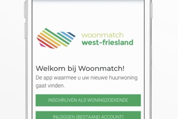 Telefoon met op het scherm Woonmatch West Friesland