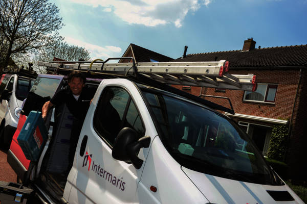 Medewerker technische dienst komt uit zijn klusbus