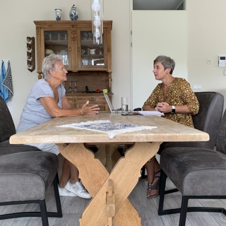 Bewoner in gesprek met Doorstroommakelaar Intermaris