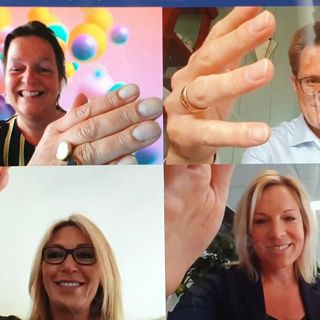 Vier personen overleggen online met elkaar