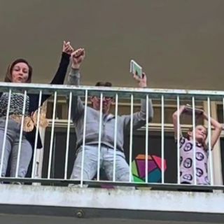 Bewoners juichen op de galerij