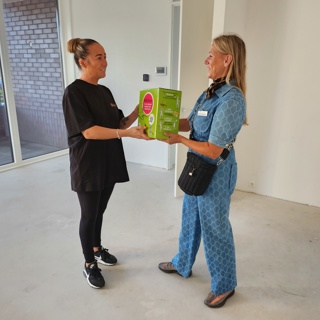 Nieuwe bewoonster ontvangt welkomstpakket van Intermaris in haar nieuwbouwwoning
