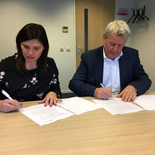Ondertekening van papieren door twee mensen