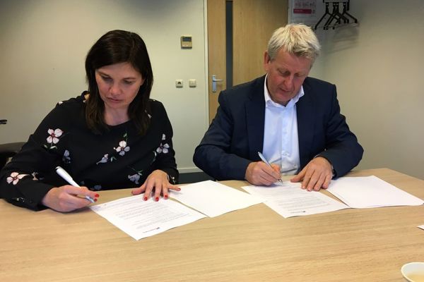 Ondertekening van papieren door twee mensen