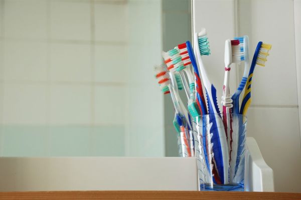 Beker met tandenborstels