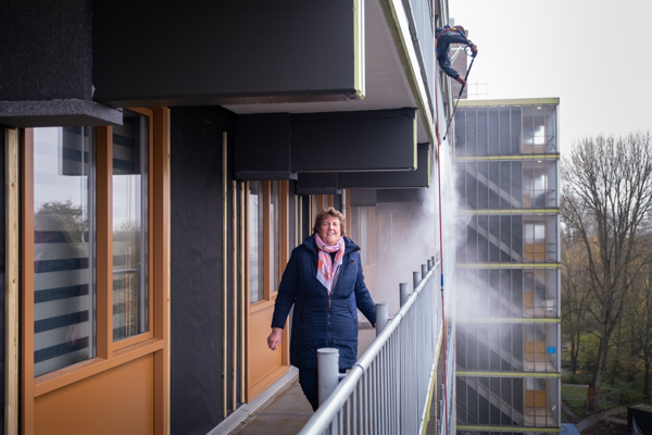 Bewoonster loopt op de galerij