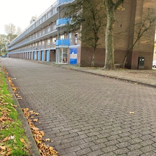 Straat met een woongebouw