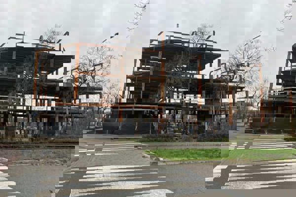 Stalenconstructie van een oud kantoorpand