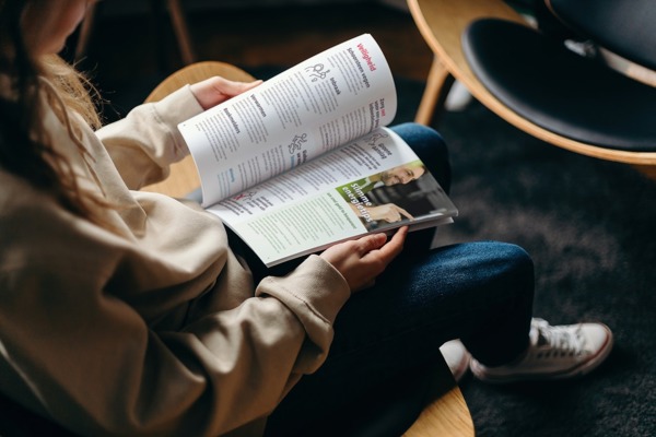 Vrouw bladert door een boekje heen