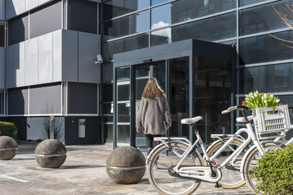Vrouw loopt het kantoorpand van Intermaris binnen