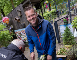 Medewerkers Intermaris planten bloemen in een pot
