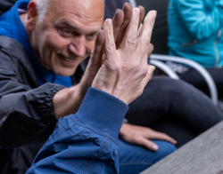 Twee mannen geven elkaar een high five