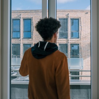 Bewoner zet het raam open