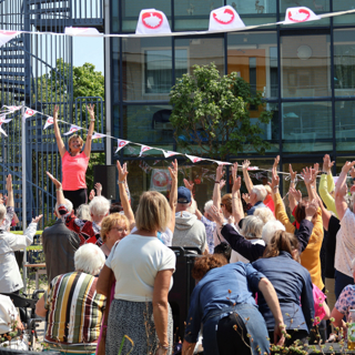 Bewoners bewegen samen met Olga Commandeur