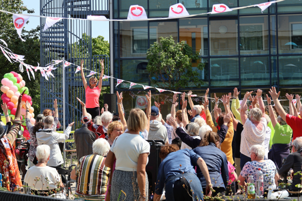 Bewoners bewegen samen met Olga Commandeur