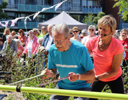 Bewoner sport samen met Olga Commandeur in de beweegtuin