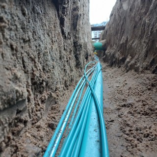 Blauwe kabels liggen in de grond