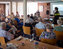 Bewoners krijgen uitleg over babbeltrucs van de politie