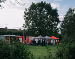 Partytent en Intermaris Keet op grasveld
