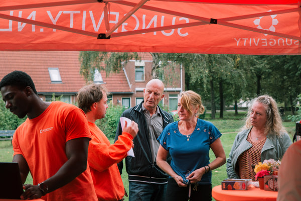 Bewoners worden bijgepraat door medewerker van Sungevity