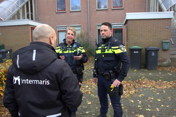 Wijkconsulent in gesprek met twee wijkagenten in de wijk