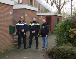 Wijkconsulent met twee wijkagenten in de wijk