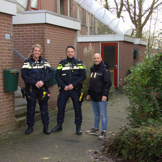 Wijkconsulent met twee wijkagenten in de wijk