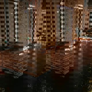 Tuin met zitje, een vlonder en kerstverlichting