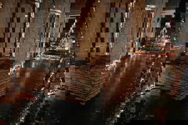 Tuin met zitje, een vlonder en kerstverlichting