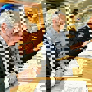 Directeuren Intermaris en Hemubo ondertekenen papieren