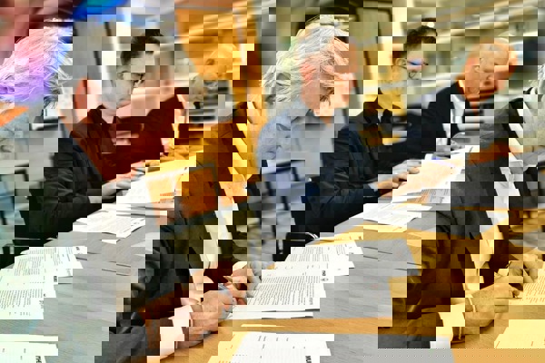 Directeuren Intermaris en Hemubo ondertekenen papieren