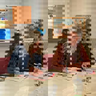 Directeur Vastgoed Iphigenia ondertekent een document