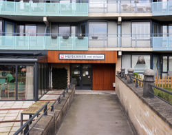 Ingang van huiskamer voor de buurt bij seniorencomplex Betsy Perk