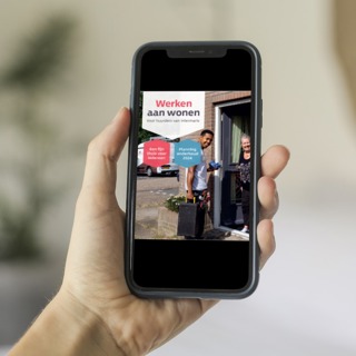 Telefoon met op het scherm het werken aan wonen boekje