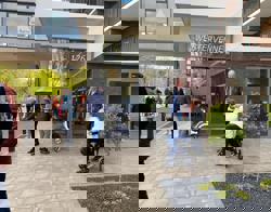 Verschillende bewoners zijn aanwezig bij de opening van woongebouw de Westervenne in Purmerend